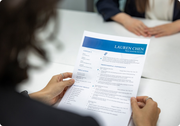 Imagem de uma. Recrutadora com CV na mão